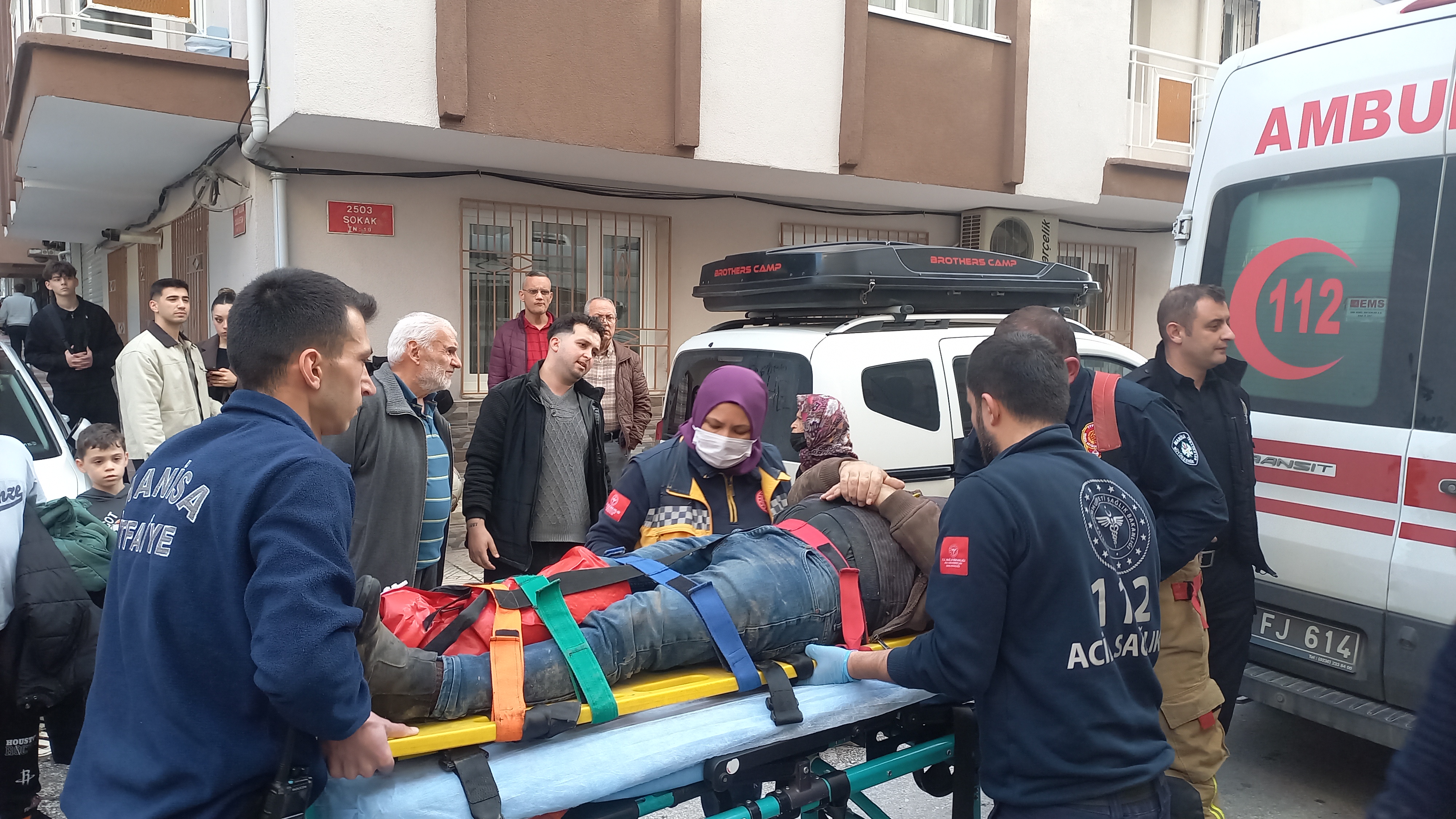 Manisa’da Apartman Boşluğuna Düşen Kişi Yaralandı (3)