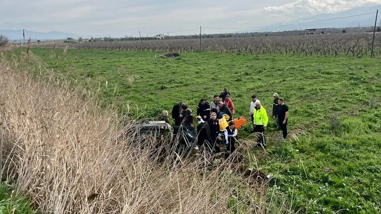 Manisa’da Devrilen Otomobilde Iki Kişi Yaralandı 1