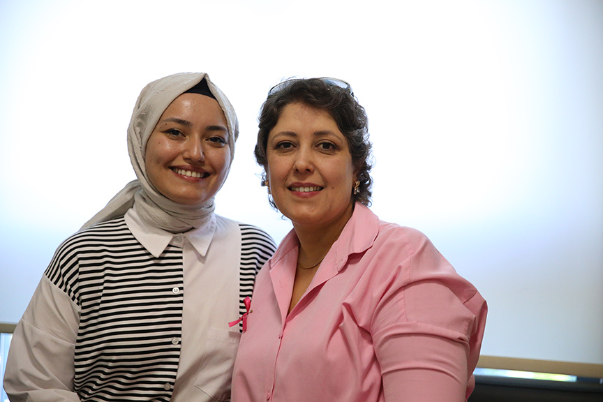 Meme Kanserini Yenen Dernek Başkanı Kadınlara Destek Oluyor 1