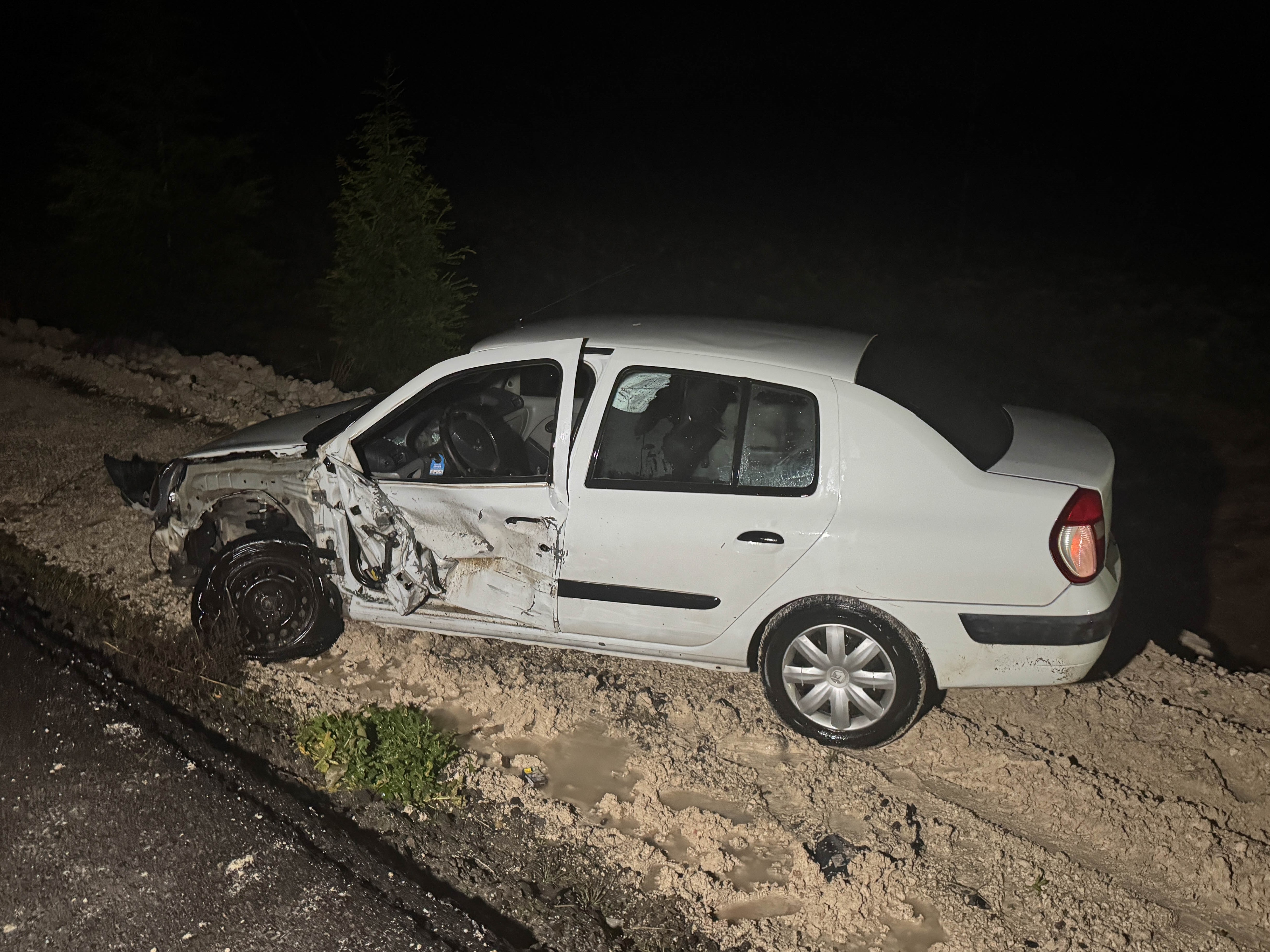 Uşak’ta Iki Otomobil Çarpıştı (2)
