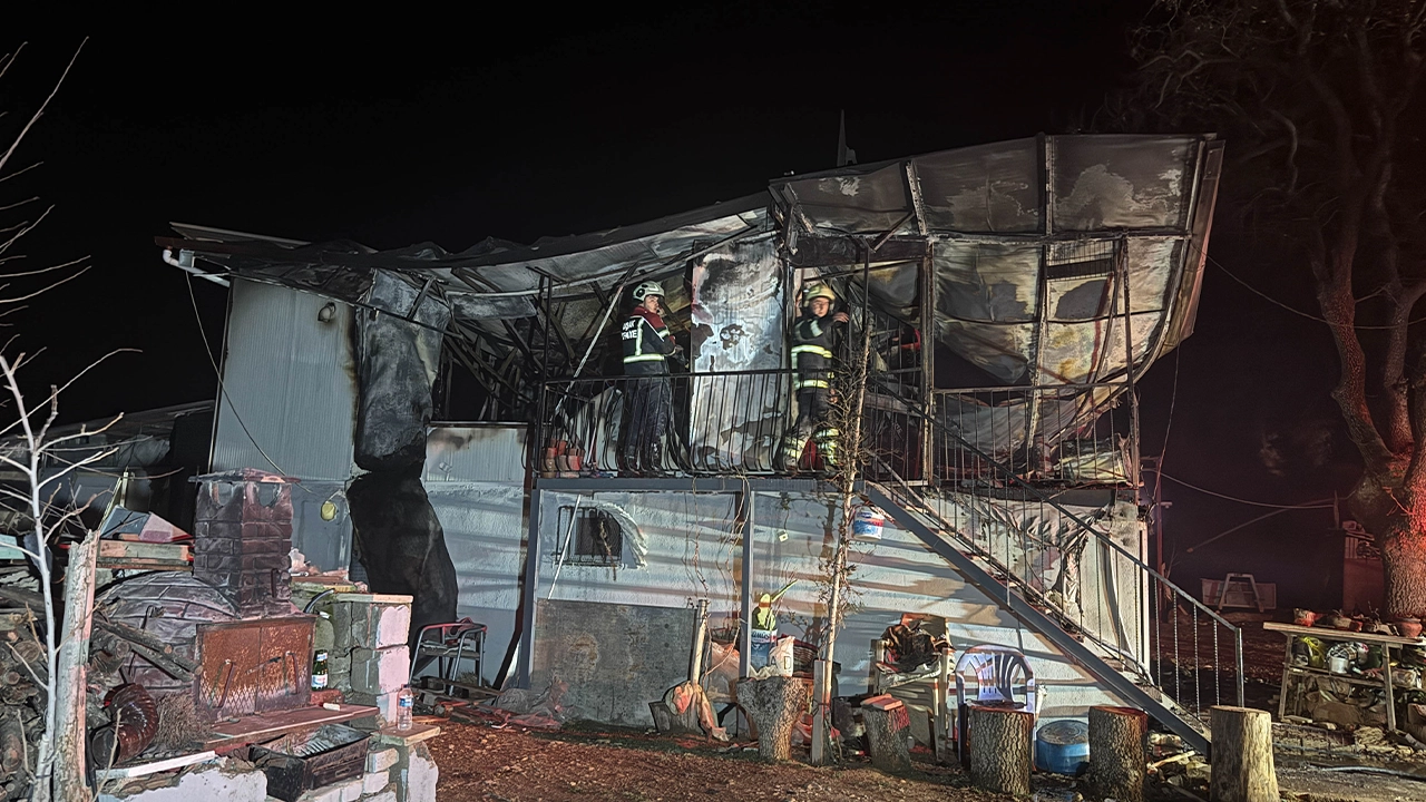 Uşak’ta Prefabrik Evde Yangın Karı Koca Hayatını Kaybetti 1