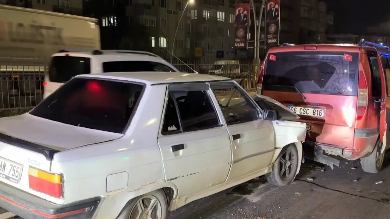 ,Uşak'ta Zincirleme Kazada 6 Kişi Yaralandı