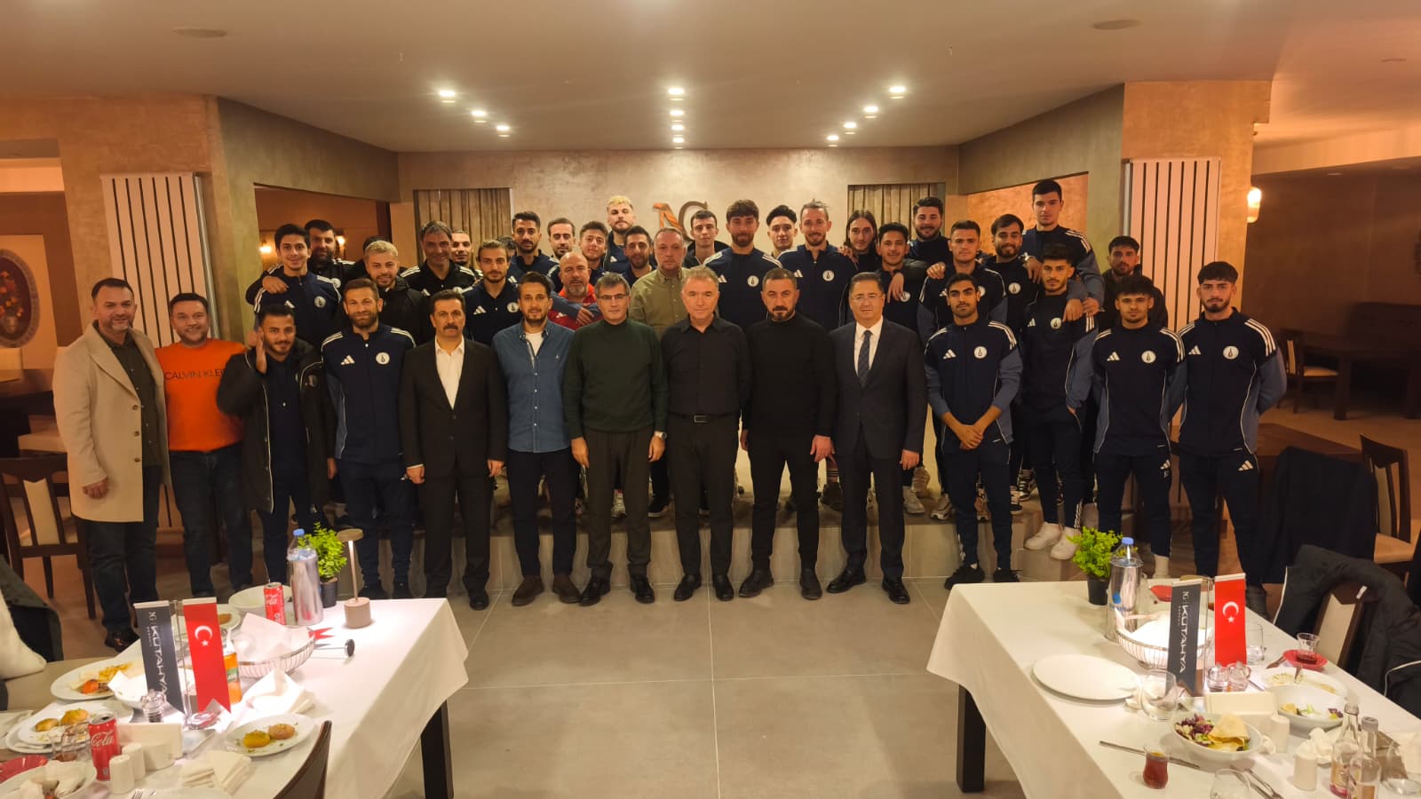 Kütahyalı başarılı iş insanı Erkan Güral, Kütahyaspor yönetimi ve oyuncuları ile bir araya geldi. Güral, Kütahyaspor’un her zaman yanında olduklarını söyledi. 4