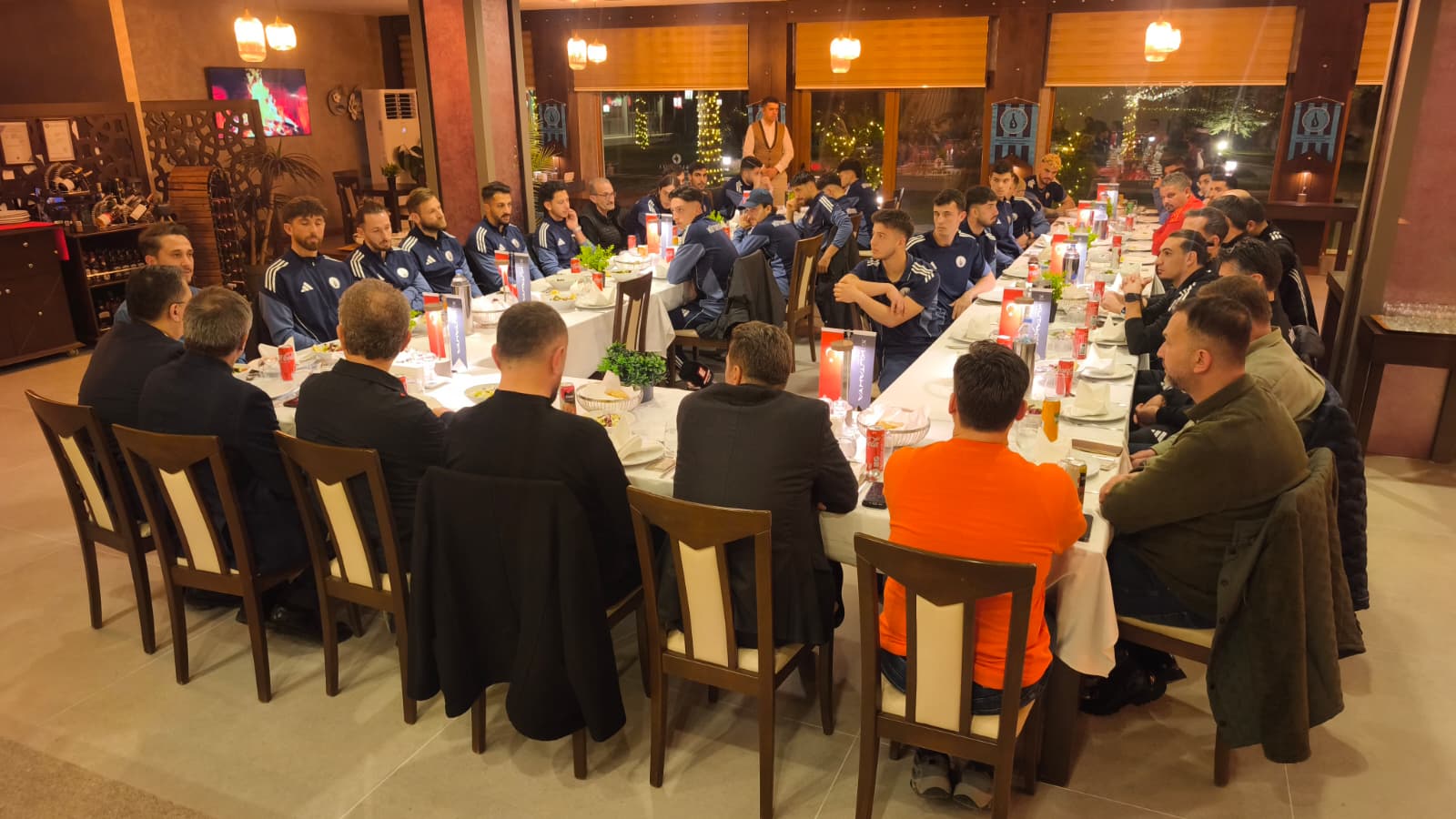 Kütahyalı başarılı iş insanı Erkan Güral, Kütahyaspor yönetimi ve oyuncuları ile bir araya geldi. Güral, Kütahyaspor’un her zaman yanında olduklarını söyledi. 3