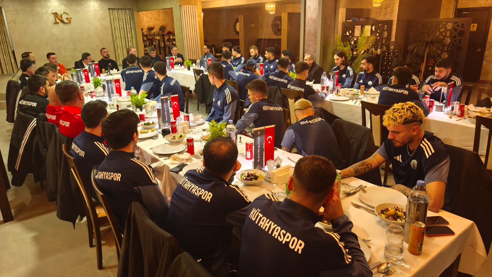 Kütahyalı başarılı iş insanı Erkan Güral, Kütahyaspor yönetimi ve oyuncuları ile bir araya geldi. Güral, Kütahyaspor’un her zaman yanında olduklarını söyledi. 1