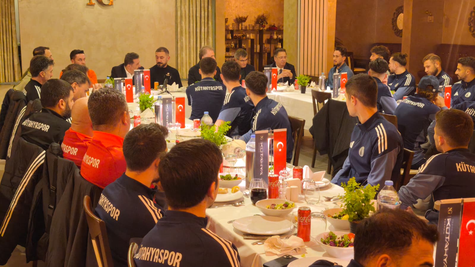 Kütahyalı başarılı iş insanı Erkan Güral, Kütahyaspor yönetimi ve oyuncuları ile bir araya geldi. Güral, Kütahyaspor’un her zaman yanında olduklarını söyledi.