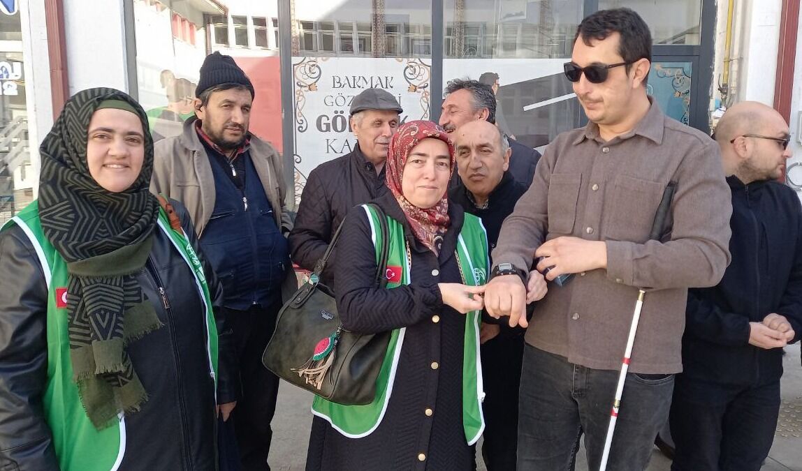 Kütahya İHH’dan görme engellilere destek-1