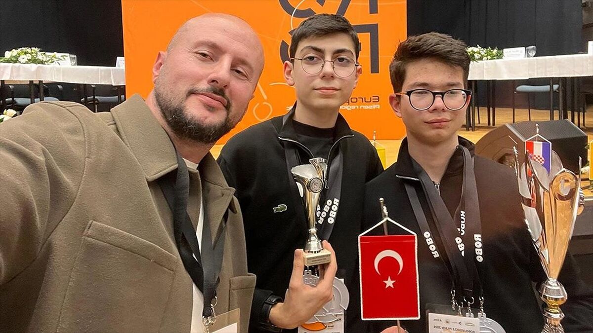Bursalı lise öğrencileri robotik yarışmada dünya ikincisi oldu