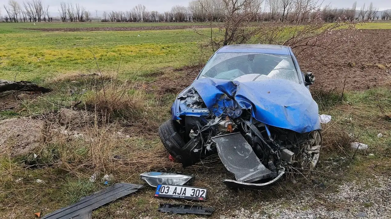 Afyonkarahisar’da Otomobil Ağaca Çarptı 3 Yaralı 1