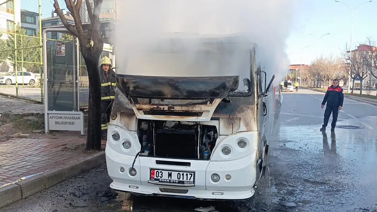 Afyonkarahisar'da Seyir Halindeki Minibüs Alev Aldı 1