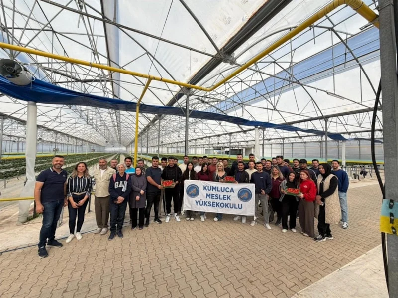 Antalya’da Öğrenciler Topraksız Çilek Üretimini Inceledi3