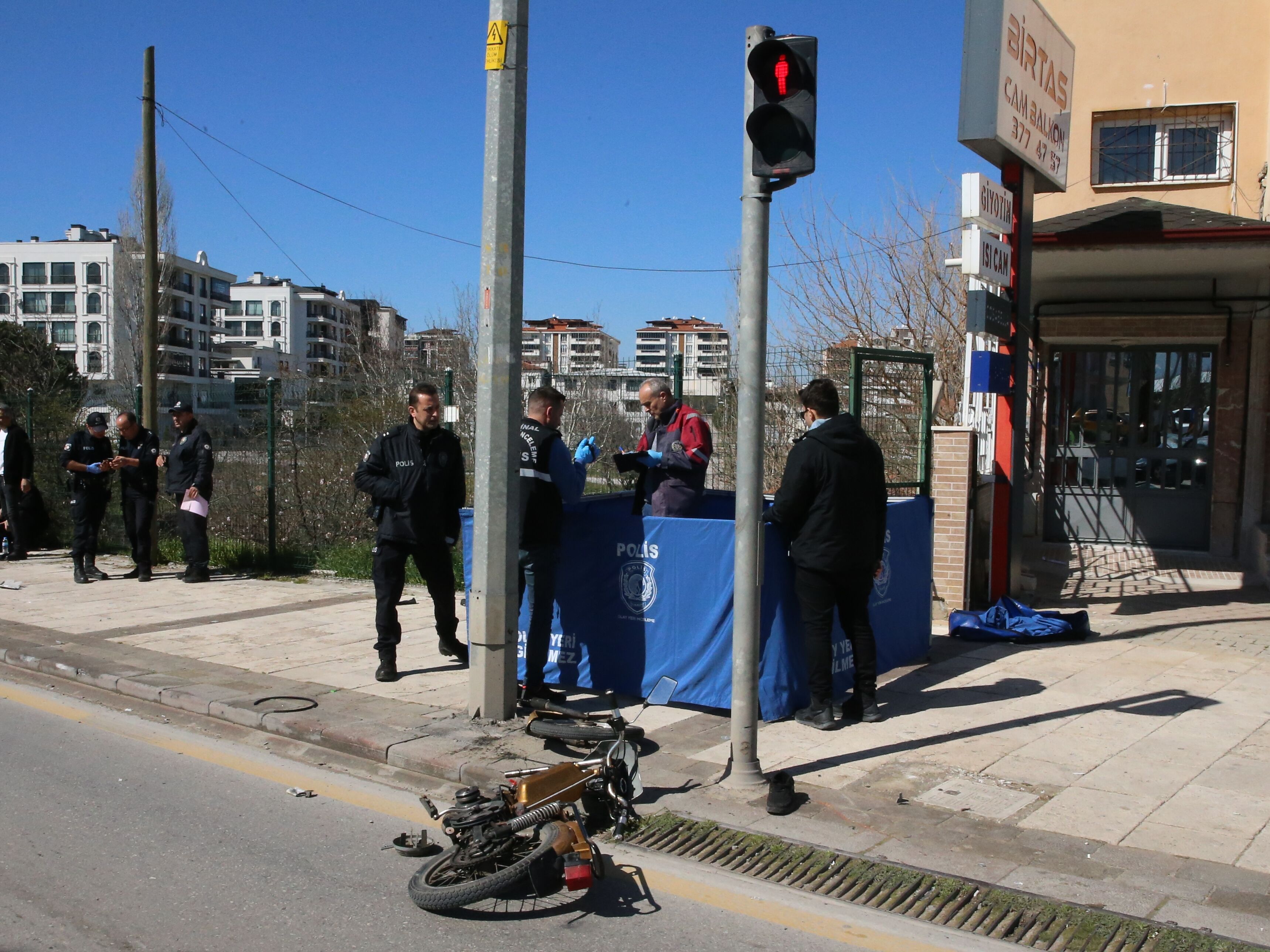 Denizli’de Kamyonete Çarpan Motosiklet Sürücüsü Hayatını Kaybetti (1)