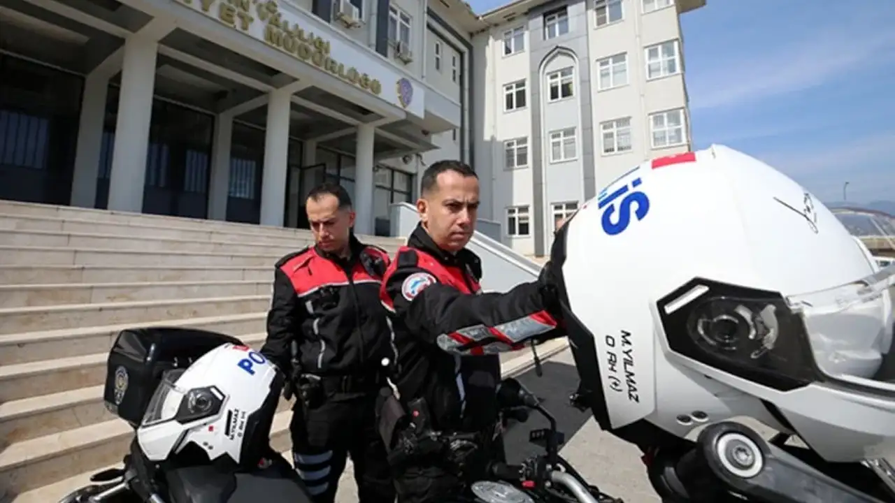 İkiz Polisler, Çocukluk Sokaklarında Görev Yapıyor 1