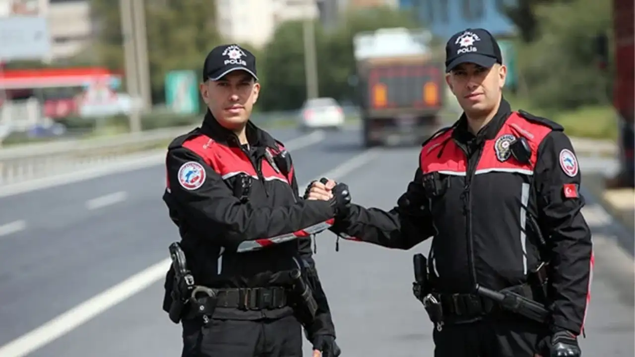 İkiz Polisler, Çocukluk Sokaklarında Görev Yapıyor 3