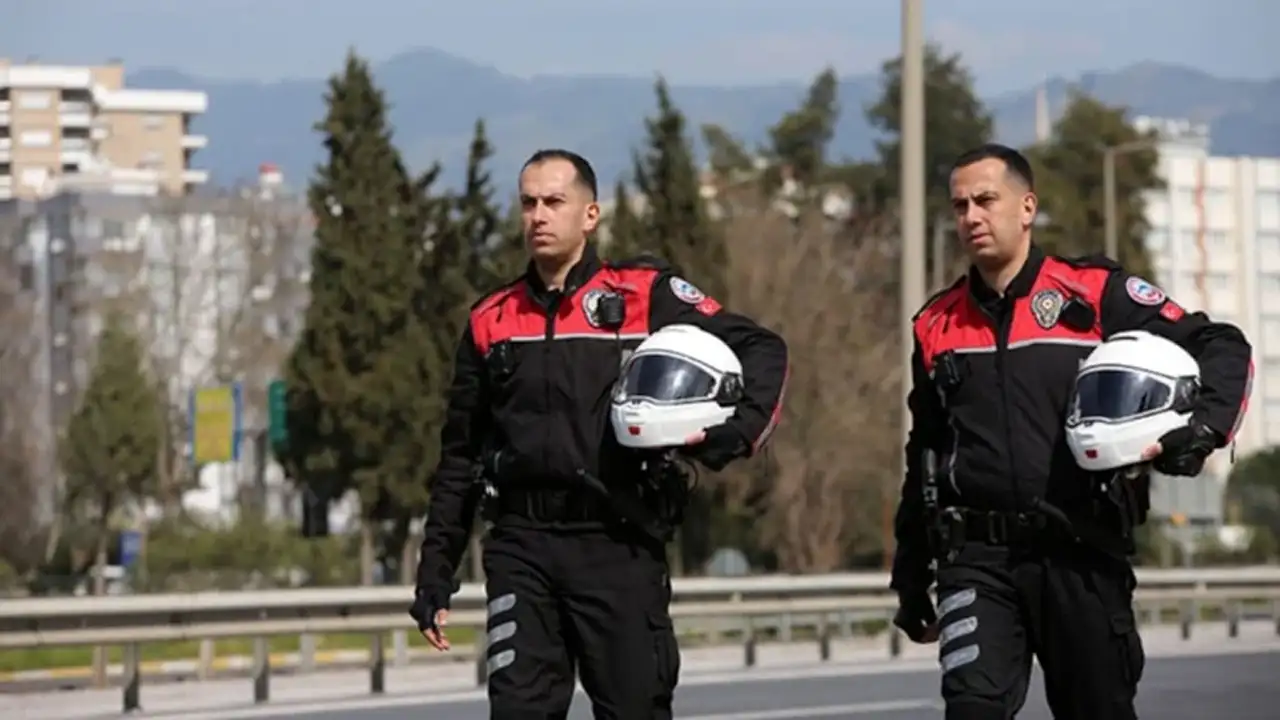 İkiz Polisler, Çocukluk Sokaklarında Görev Yapıyor