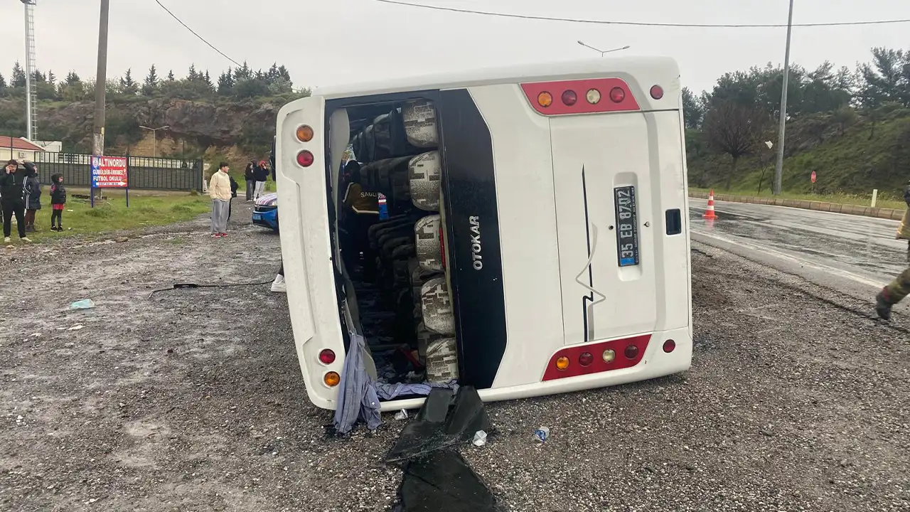 İzmir’de Midibüs Kazasında 4 Sporcu Yaralandı 1