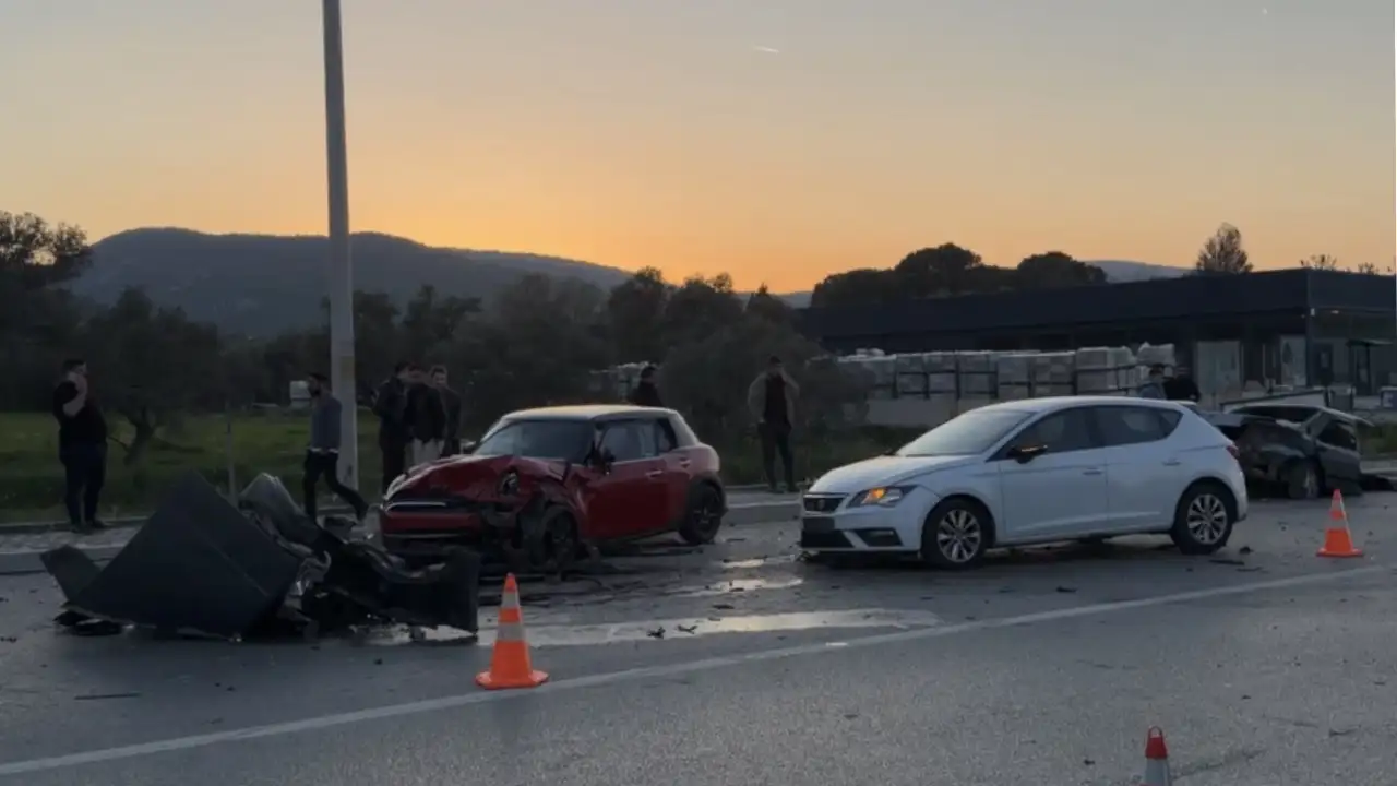 İzmir’de Üç Otomobil Çarpıştı 1’I Çocuk 3 Yaralı 1