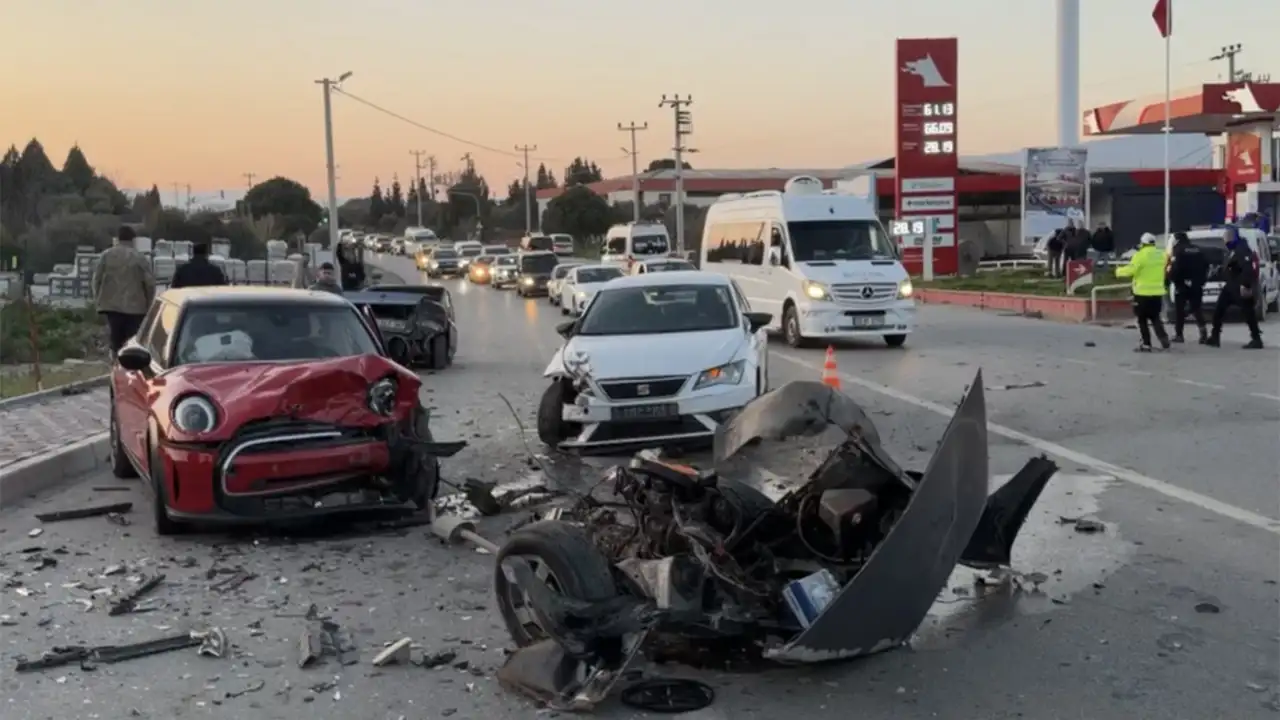 İzmir’de Üç Otomobil Çarpıştı 1’I Çocuk 3 Yaralı