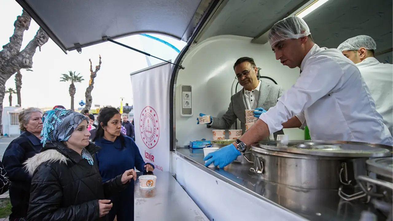 İzmirli Lise Öğrencileri Iftara Yetişemeyenlere Yemek Dağıttı 1