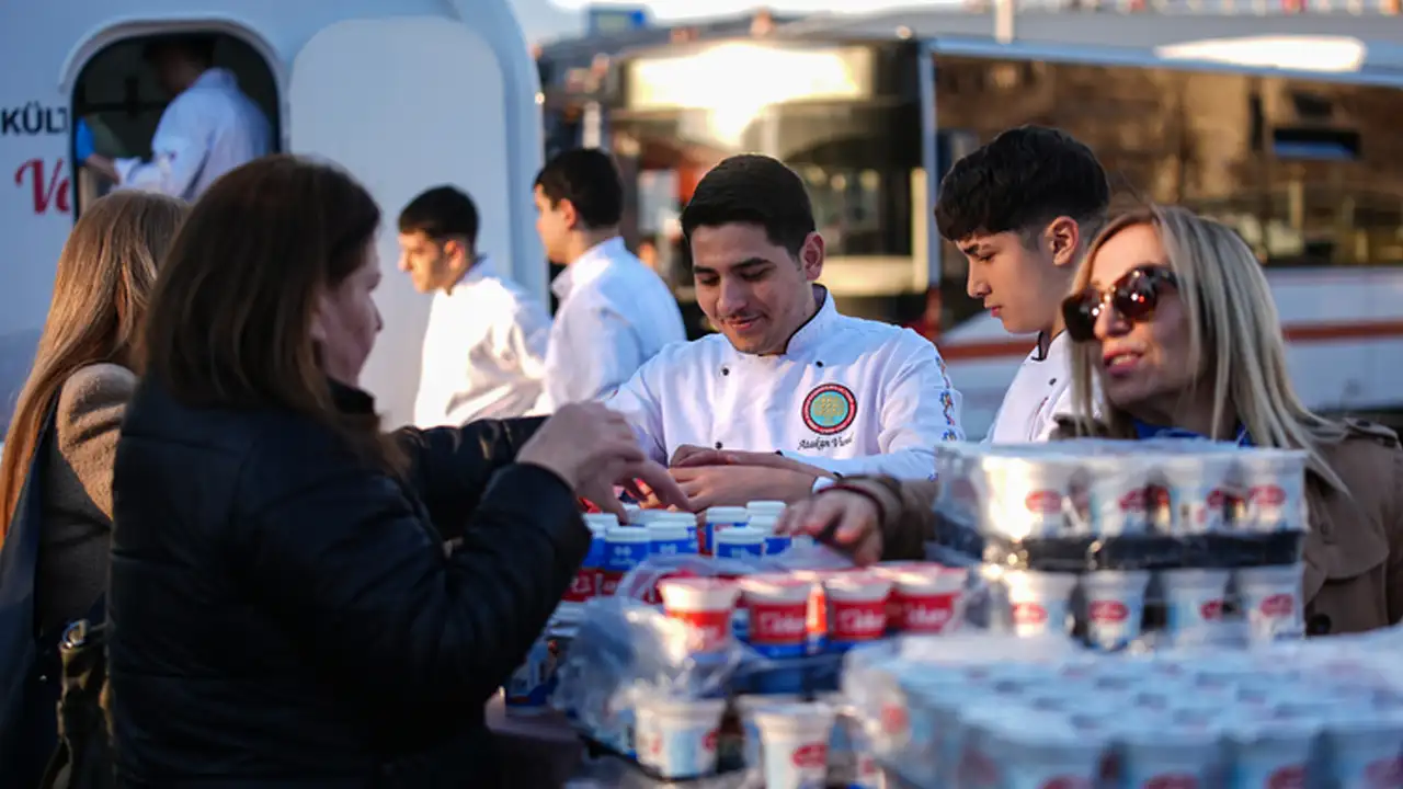 İzmirli Lise Öğrencileri Iftara Yetişemeyenlere Yemek Dağıttı 2