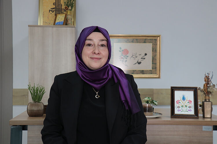 Kadın Eliyle Yaşatılan Ebru Sanatı Gençlere Aktarılıyor 1