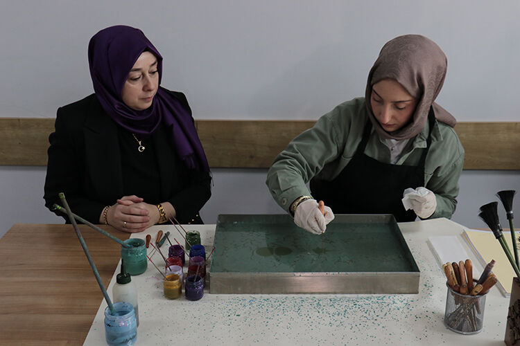 Kadın Eliyle Yaşatılan Ebru Sanatı Gençlere Aktarılıyor 2