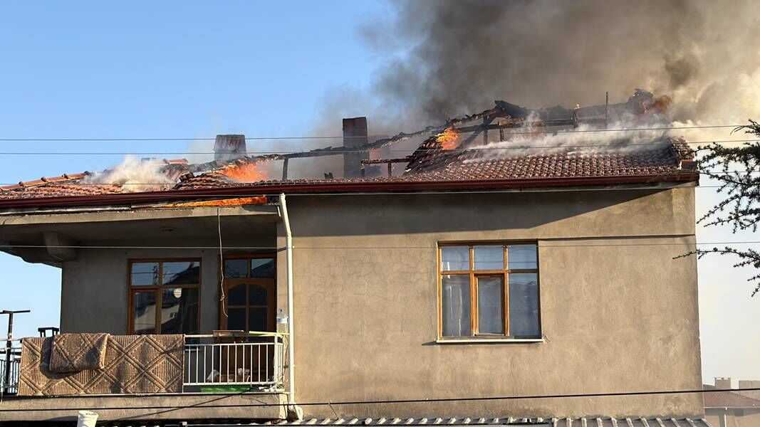 Kütahya Domaniç’te Çatı Yangını Korkuttu (3)