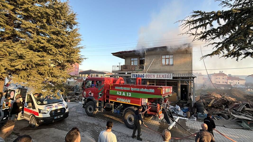 Kütahya Domaniç’te Çatı Yangını Korkuttu (5)