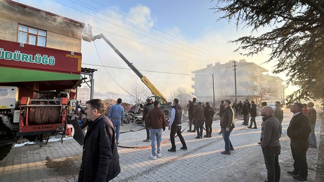 Kütahya Domaniç’te Çatı Yangını Korkuttu (7)