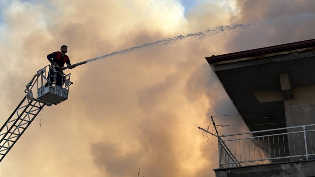 Kütahya Domaniç’te Çatı Yangını Korkuttu (8)