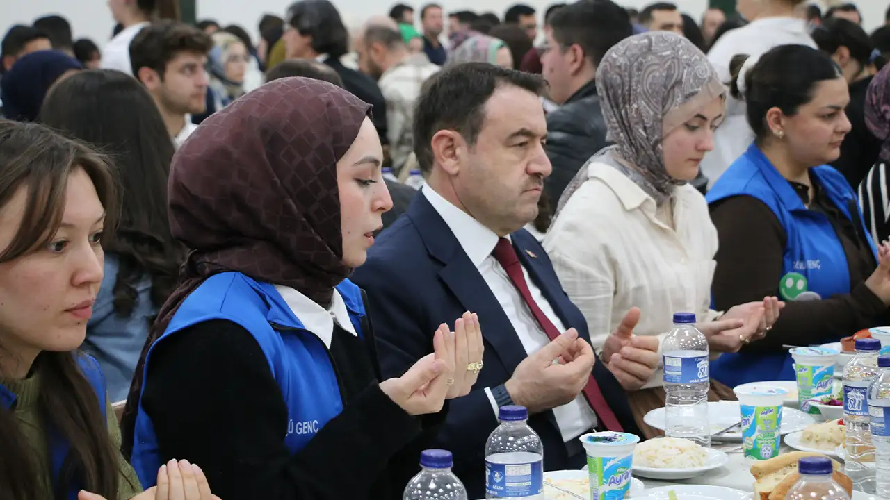 Kütahya Valisi Işın Kampüs Iftarında Gençlerle Buluştu