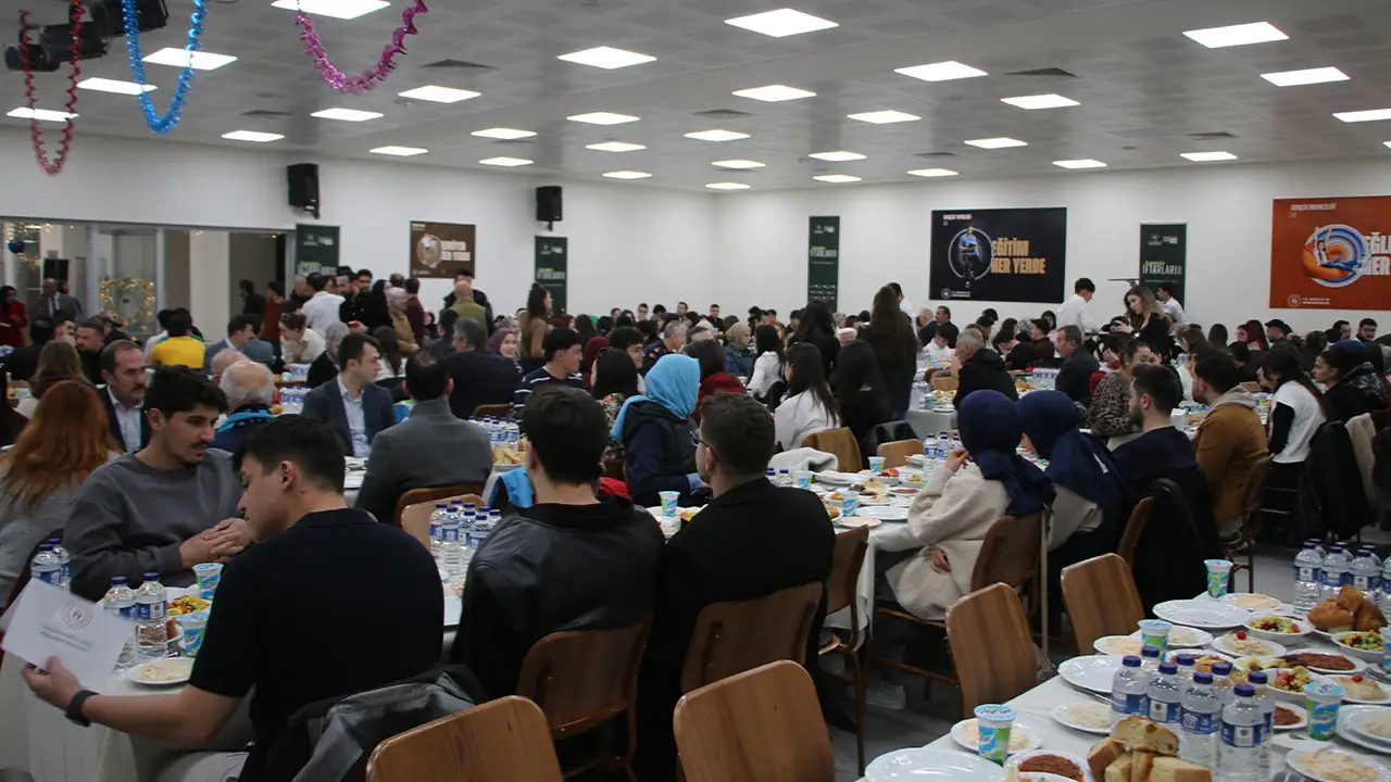 Kütahya Valisi Işın Kampüs Iftarında Gençlerle Buluştu2