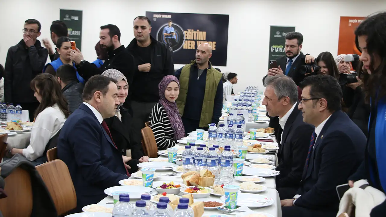 Kütahya Valisi Işın Kampüs Iftarında Gençlerle Buluştu3