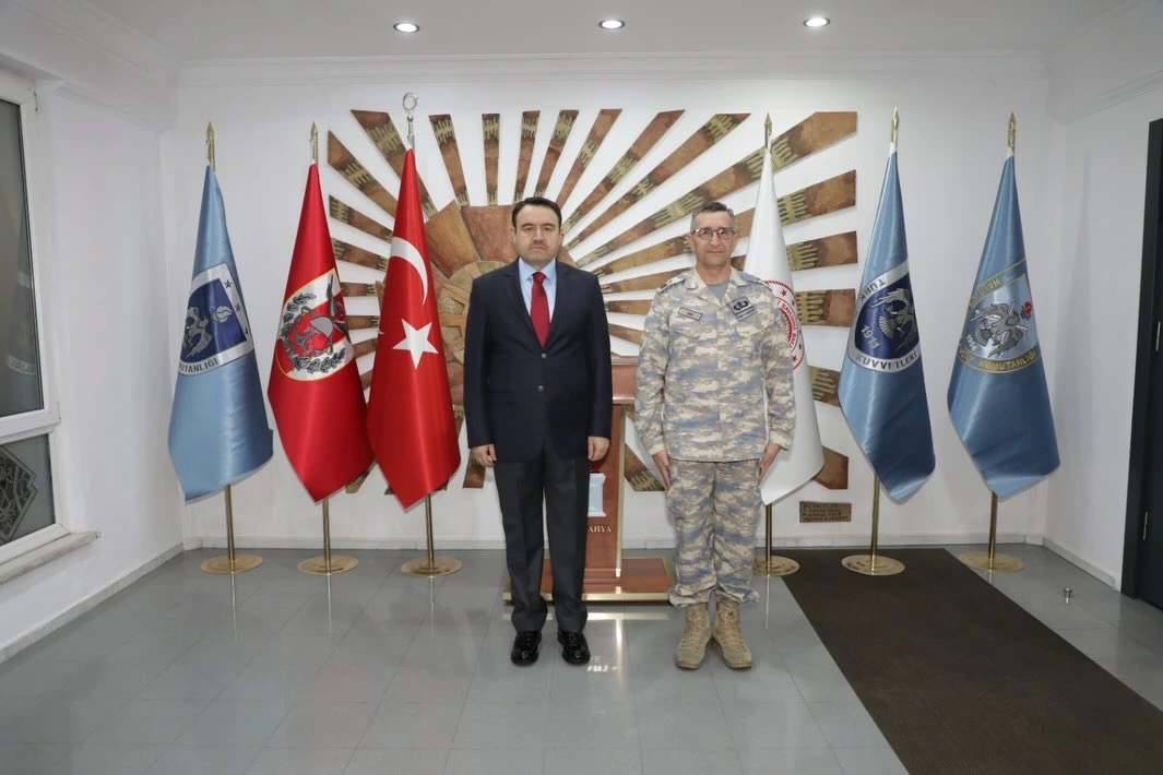 Kütahya Valisi Işın, Mehmetçik Ile Iftar Yaptı2