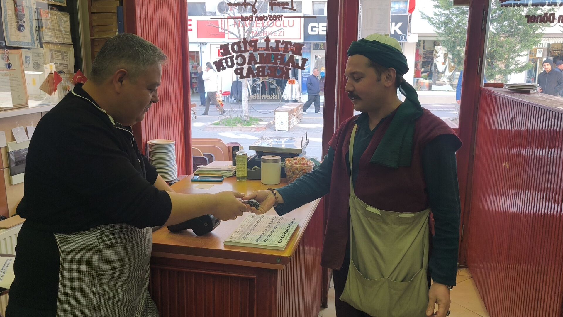 Kütahya’da Ahi Geleneği, Esnafa Hurma Ikramı (3)