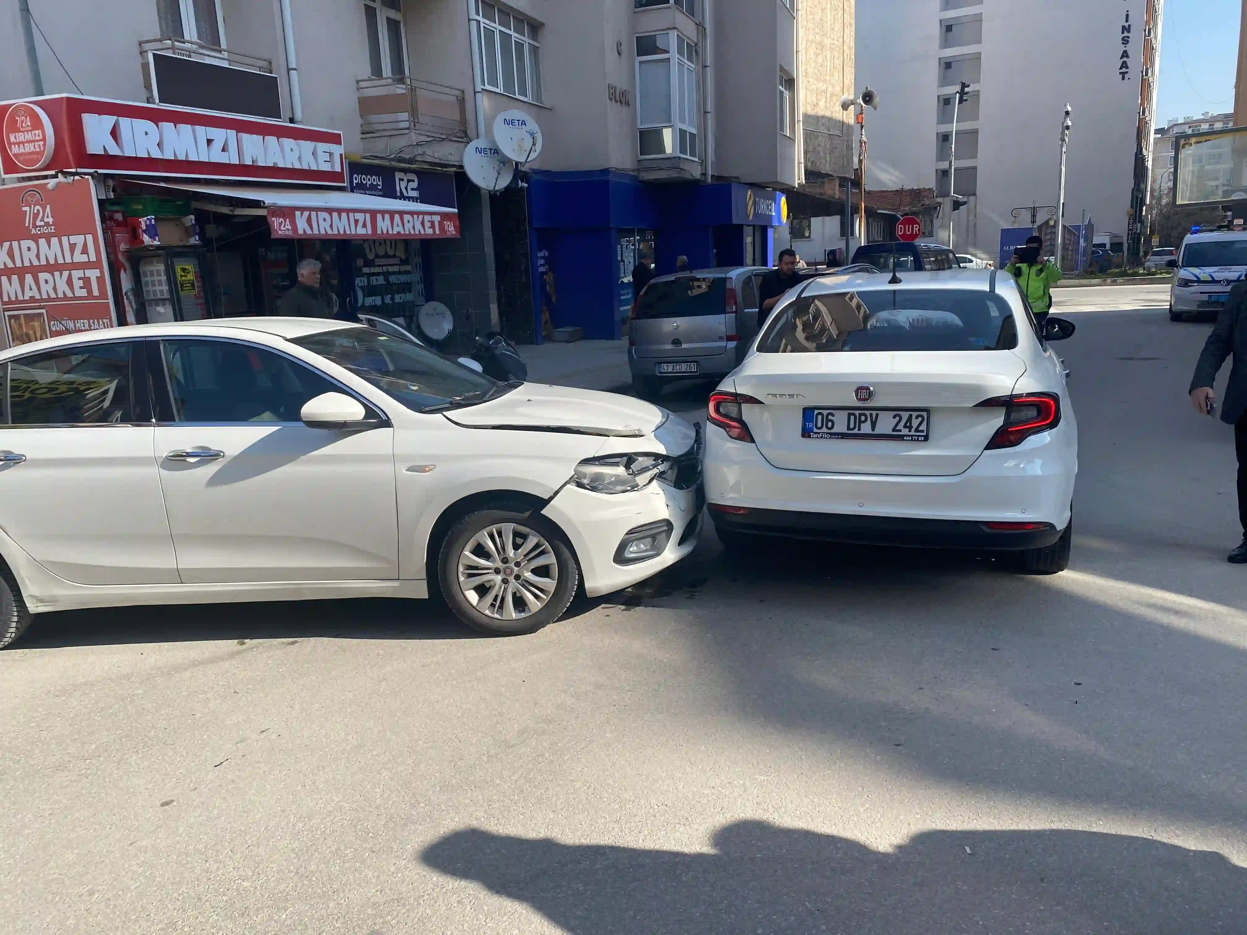 Kütahya’da Ara Sokaktan Çıktı, Otomobile Çarptı