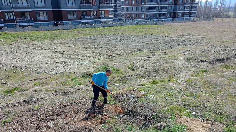 Kütahya’da Boş Arazideki Çöpler Toplandı 01