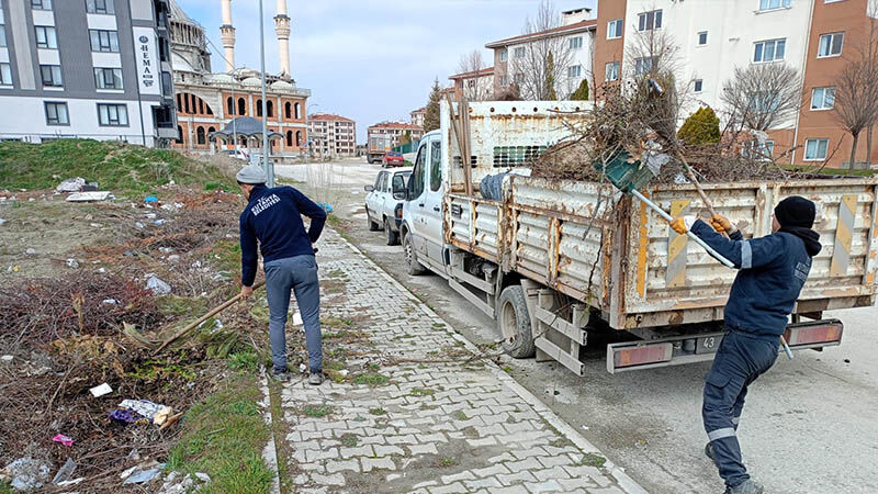 Kütahya’da Boş Arazideki Çöpler Toplandı 03