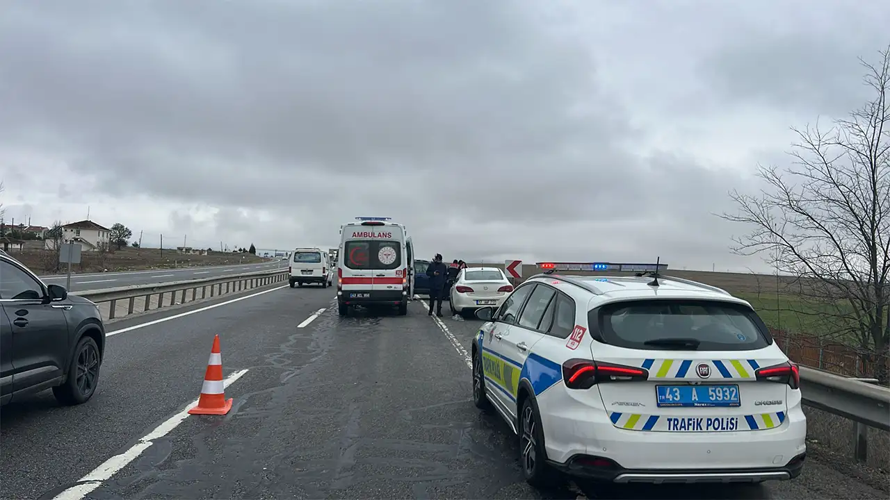 Kütahya'da Ciple Otomobil Çarpıştı, Yaralılar Var2