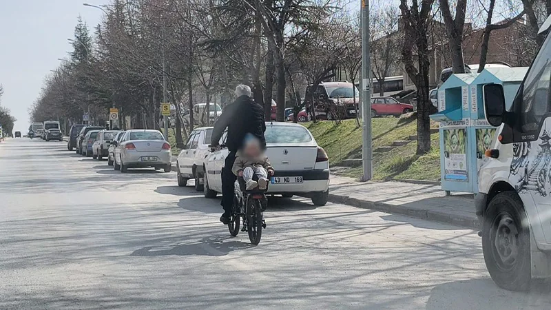 Kütahya’da Dede Ve Torunun Tehlikeli Bisiklet Yolculuğu