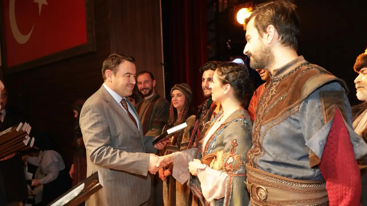 Kütahya’da “Devlet Ana” Oyununa Yoğun Ilgi 4