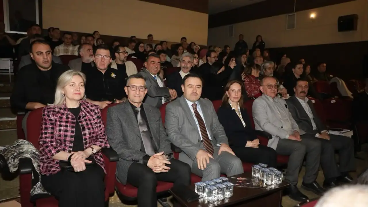 Kütahya’da “Devlet Ana” Oyununa Yoğun Ilgi 5