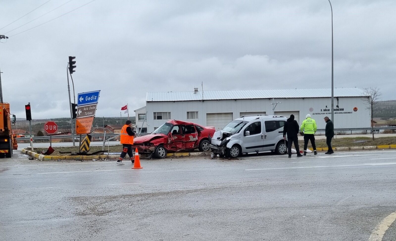 Kütahya'da Iki Araç Çarpıştı, Yaralılar Var (2)
