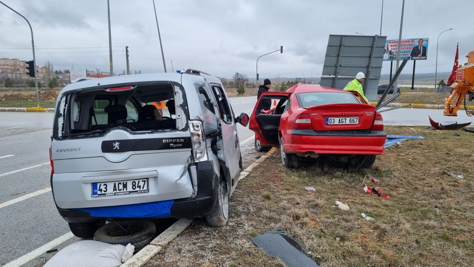 Kütahya'da Iki Araç Çarpıştı, Yaralılar Var (3)