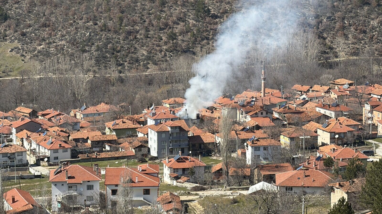 Kütahya’da Iki Katlı Ev Yangında Kullanılamaz Hale Geldi 1