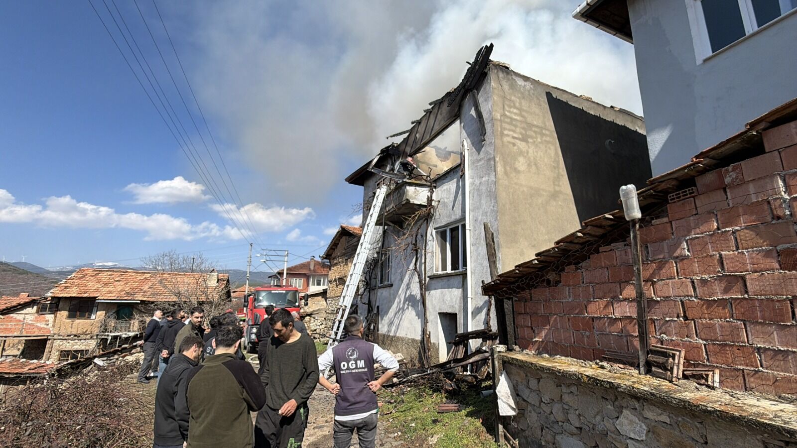 Kütahya’da Iki Katlı Ev Yangında Kullanılamaz Hale Geldi 2