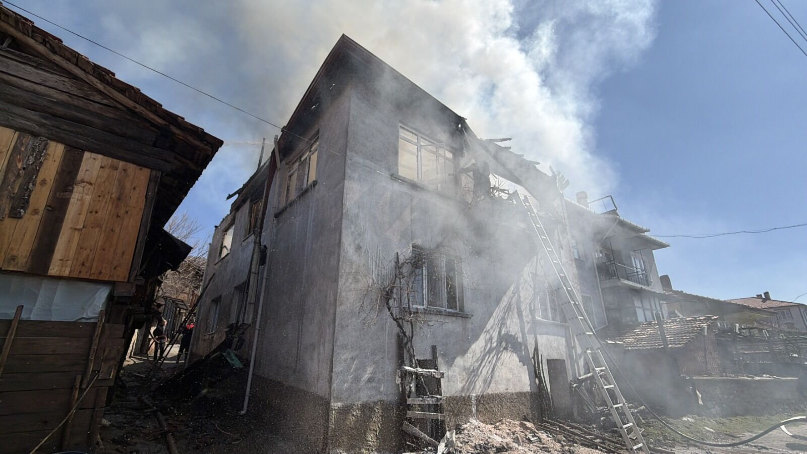 Kütahya’da Iki Katlı Ev Yangında Kullanılamaz Hale Geldi 3