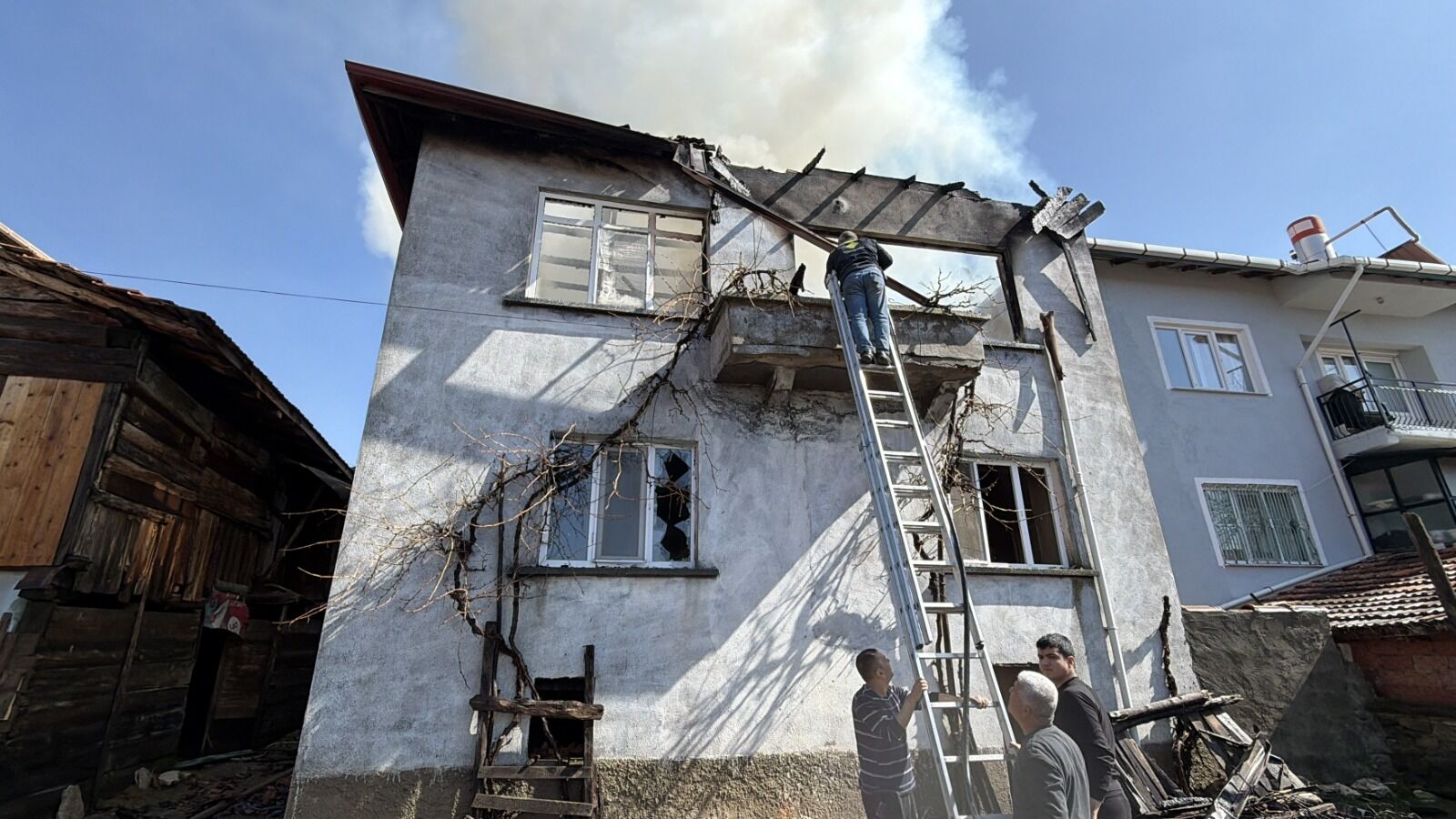 Kütahya’da Iki Katlı Ev Yangında Kullanılamaz Hale Geldi 5