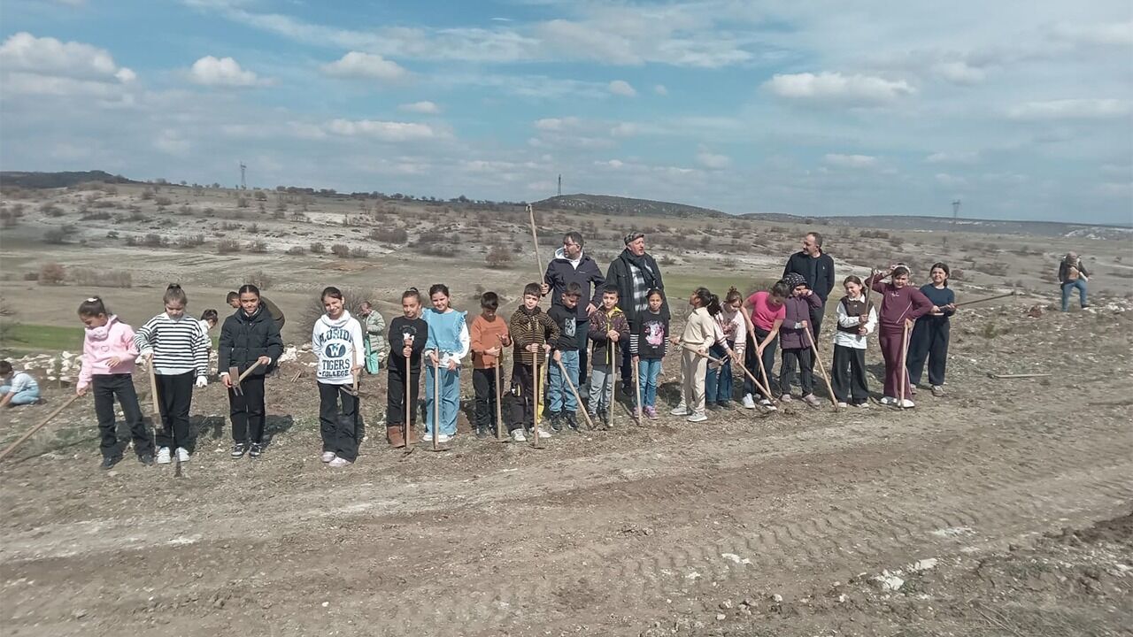 Kütahya’da İlkokul Öğrencilerinden Fidan Dikim Etkinliği1