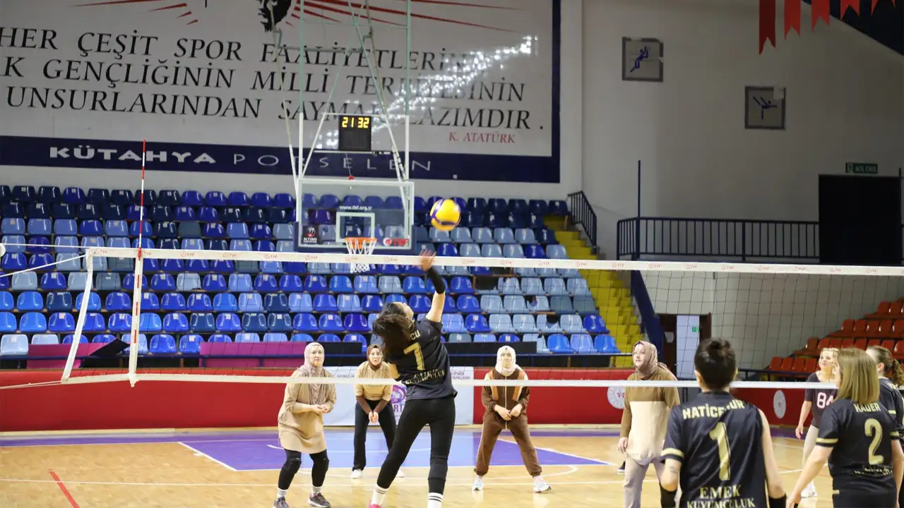 Kütahya’da Kadın Voleybol Turnuvası Coşkuyla Tamamlandı 1